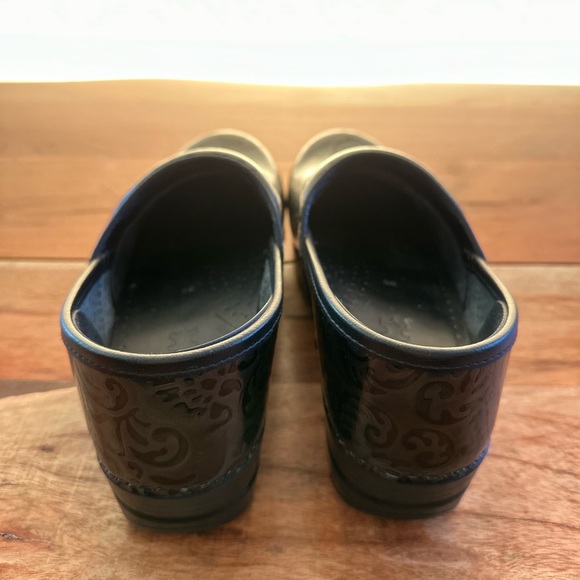 Dansko Slip-On Clog SIZE: W8 - Picture 2 of 2